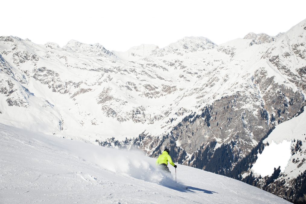 Skifahrer vor dem Bergpanorama